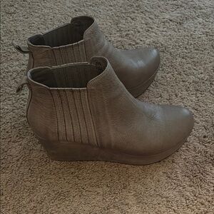 Gray Chocolat Blu Wedge